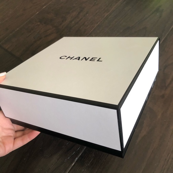 Brand new Chanel box - Picture 3 of 6